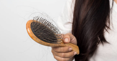 ヘアブラッシングに抜け毛が絡みつく写真