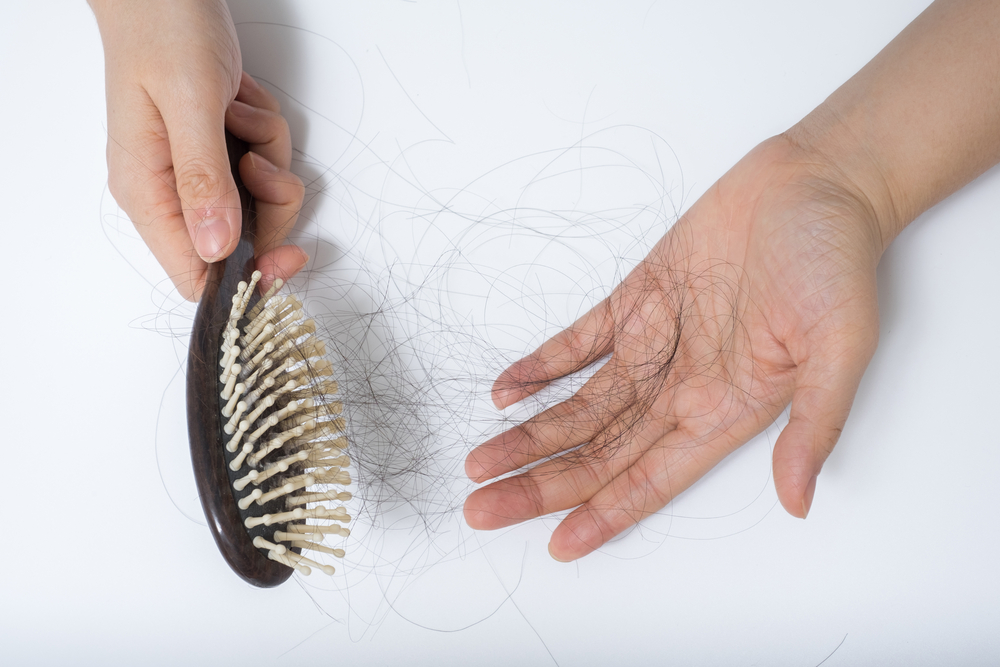 髪の毛がヘアブラシに絡みついている写真