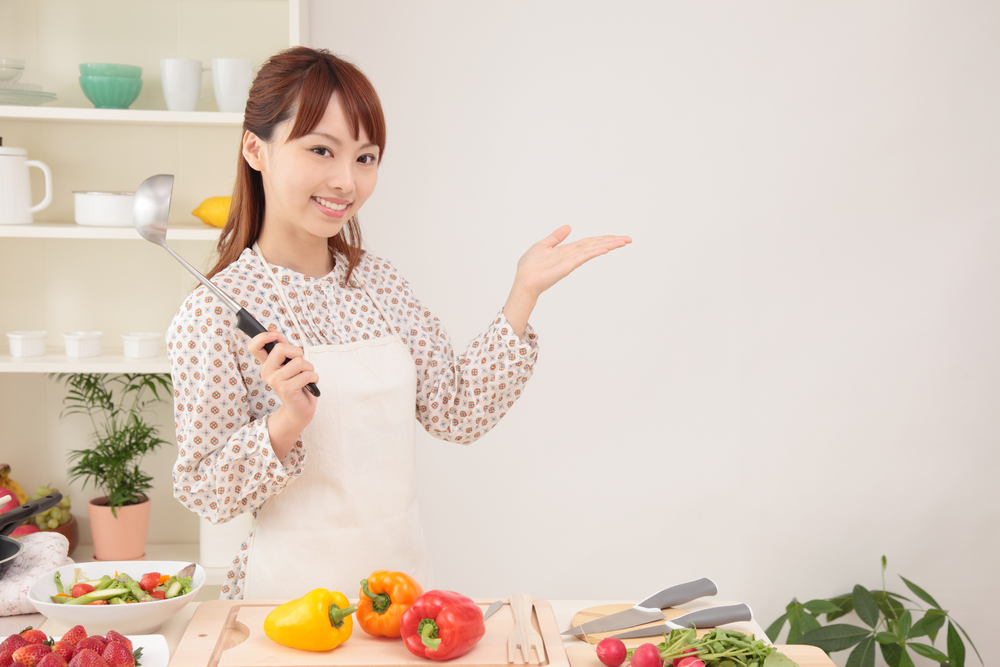 料理をしている女性の写真