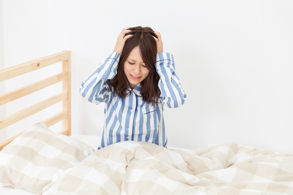 頭をかかえる女性